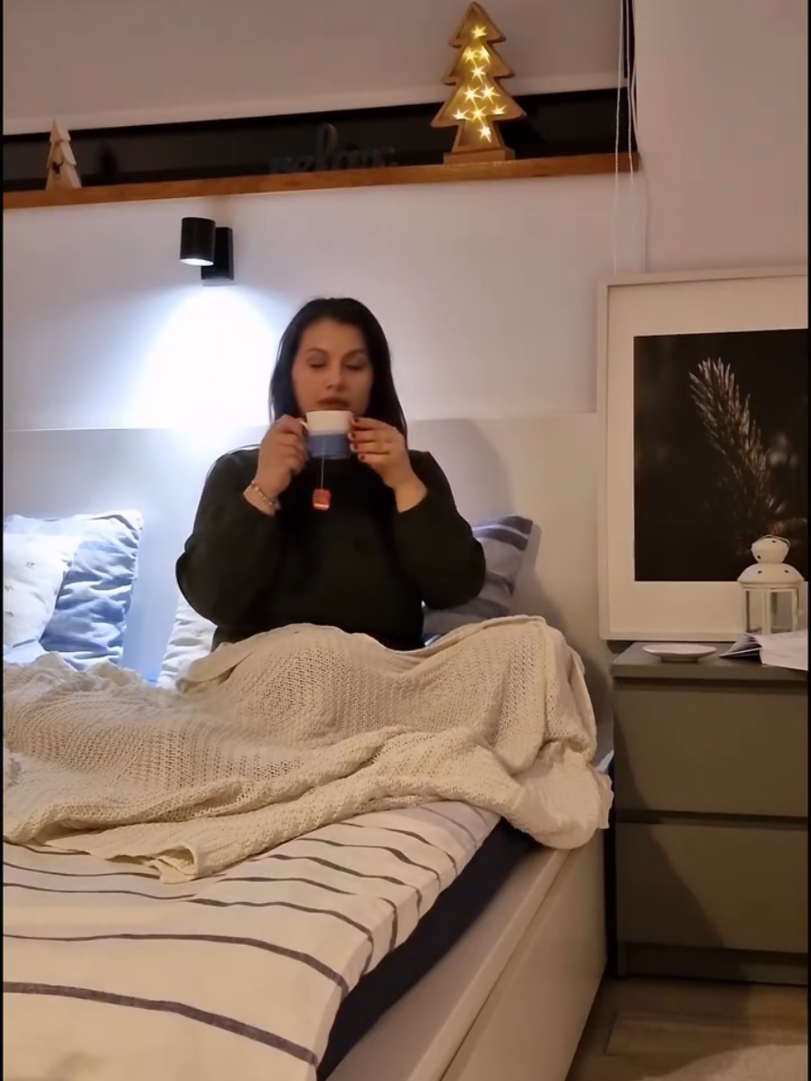 Niciodată nu m-aș fi gândit că înainte să mă pregătesc să plec din casă, între duș, spălat pe dinți, rutina de skincare, cafea, diferite treburi casnice, strânsul jucariilor Nathaliei și  îmbrăcat mai încape și… să spăl rufe!  Dar uite că se poate, fără stres, fără grabă. Pentru că există Dero Pro Express – detergentul perfect pentru programele scurte. 🍀 Curăță impecabil chiar și în doar 15 minute, fără reziduuri și cu un parfum super fresh. ✨ Economisesc timp și energie, iar hainele si lenjeriile  ies mereu curate și gata de purtat și de schimbat. Trăiești express, speli express. 🫶  @dero.romania @BUZZStore  #BUZZ_DeroProExpress2 #DeroProExpress #TrăieștiExpressSpeliExpress