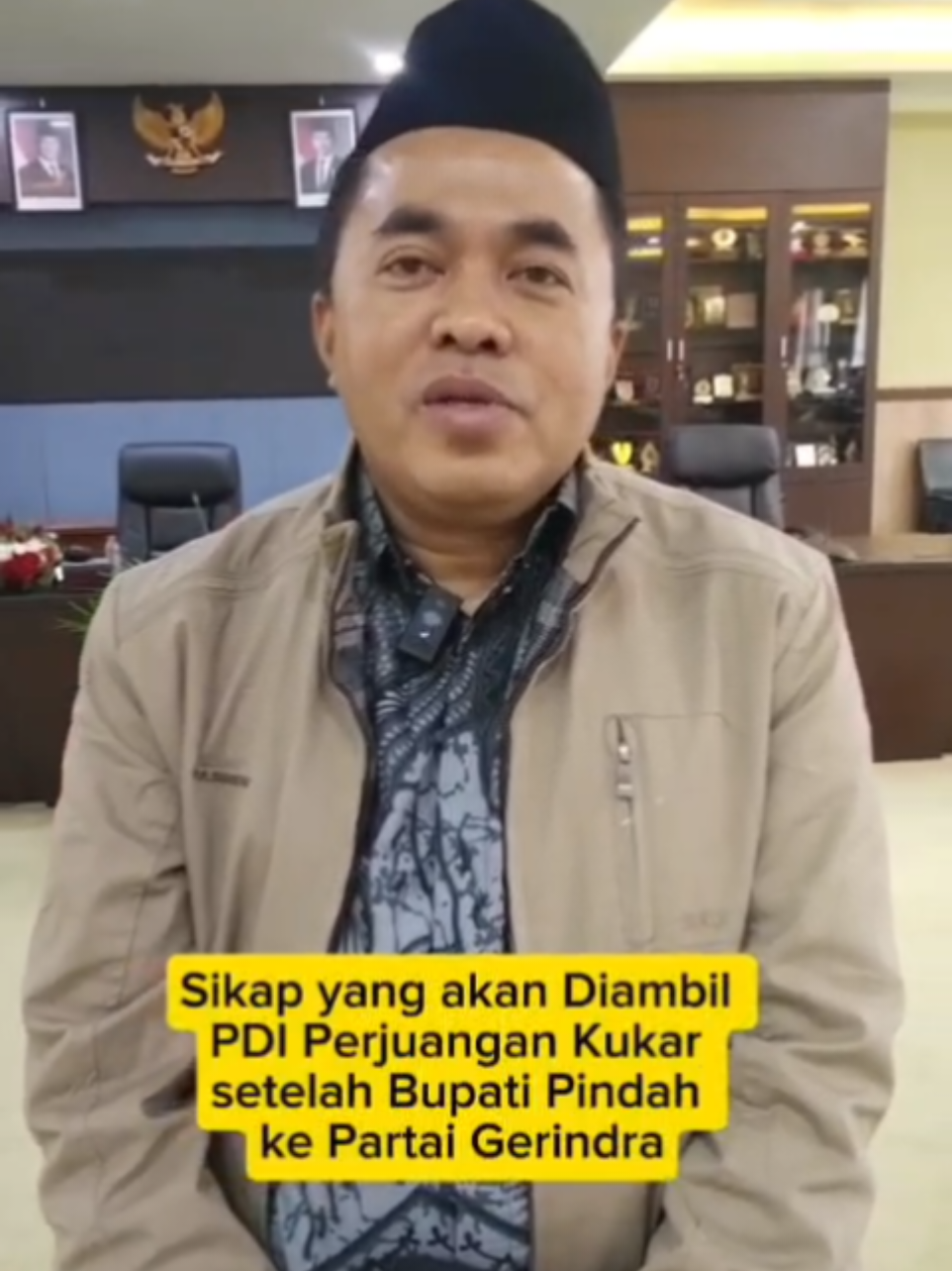 Pengurus PDI Perjuangan Kabupaten Kutai Kartanegara, Ahmad Yani, angkat bicara terkait kepindahan Bupati Kukar Aulia Rahman Basri dari PDI Perjuangan ke Partai Gerindra. Yani mengaku langkah tersebut telah menimbulkan kekecewaan mendalam bagi internal partai, khususnya kader PDI Perjuangan di Kukar. Menurut dia, Aulia memperoleh mandat sebagai Bupati Kukar melalui dukungan PDI Perjuangan bersama dua partai lainnya, yakni Partai Gelora dan Partai Demokrat. selengkapnya di www.beritaalternatif.com