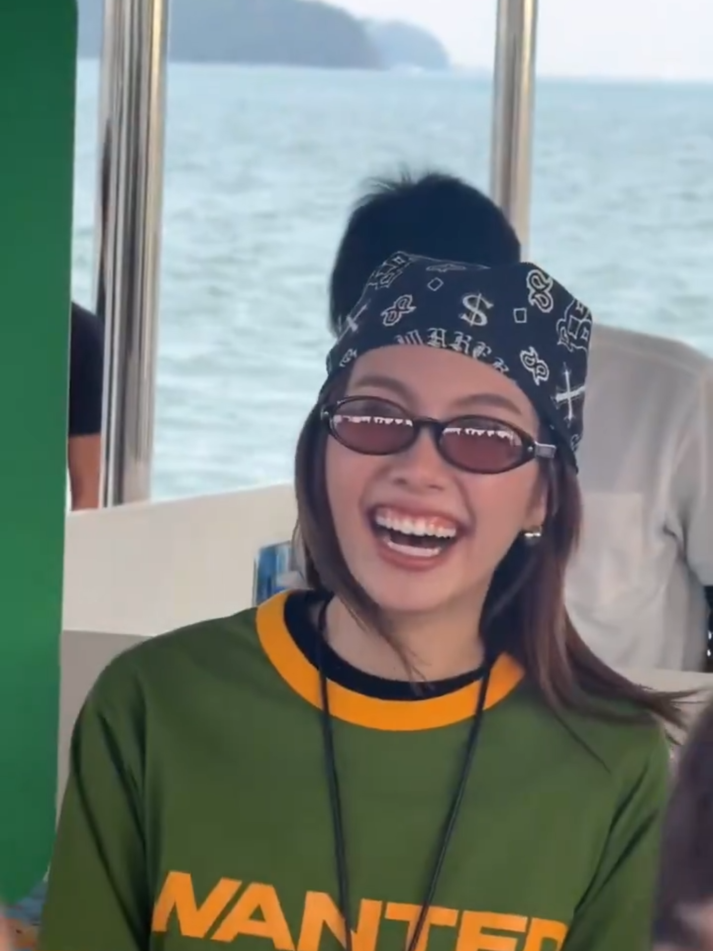 P'Boom: Tỏ tình thì thế nào? Orm: Người ta sẽ có cơ hội từ chối hoặc không từ chối. Nhưng nếu không tỏ tình thì người ta sẽ không bao giờ biết. P'Boom: Vậy lúc em tỏ tình thì em làm như thế nào? Orm: Em không tỏ tình, em chỉ thể hiện thôi. Dù có nhìn từ sao Hỏa cũng sẽ biết là em thích rồi. Tự dưng phải tỏ tình làm gì, phí thời gian thôi. P'Boom: Em là người thể hiện (cảm xúc) rõ ràng. Orm: Em là người thẳng thắn trong chuyện tình cảm. 🗣: Người đó… có thích em không? Orm: Người đó à… em cũng không chắc nữa. 🗣: Gọi điện hỏi đi. Orm: Em sẽ gọi hỏi. 🌶️🍮💜 #lingorm #linglingkwong #ormkornnaphat #หลิงออม #หลิงหลิงคอง