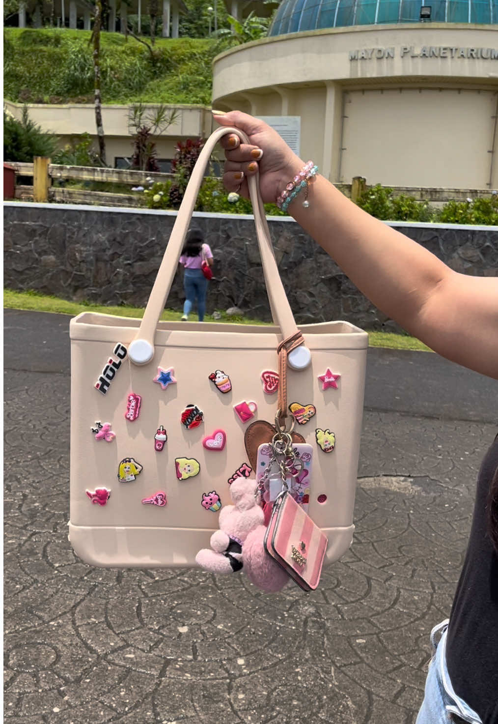 Carey all Bag ko tlaga to, kasyang kasya din gamit mo! At fave spot din to ng Fur baby ko! 😅 #fyp #fyf #siliconebag #largebag #holobag 