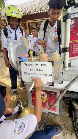 Jare wingi muni sayang, tibak,e sayange karo masa lalune 😂😂  Selamat sore bosku, PENTOL RINDU hadir dan siap menerima curhatanmu 🙏😁 #pentolrindumasteguh #quotestory #galaubrutal #jowopride #tuban24jam 