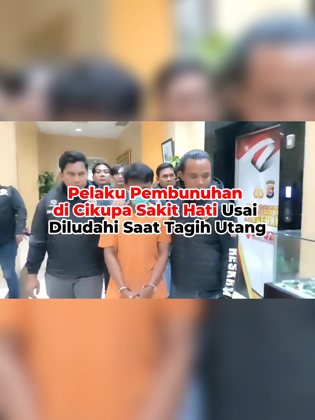 PELAKU PEMBUNUHAN DI CIKUPA SAKIT HATI USAI DILUDAHI SAAT TAGIH UTANG A (30), pelaku pembunuhan Danu Warta Saputra (20) mengaku sakit hati saat korban membentak dan meludahinya saat ditagih hutang Rp500 ribu. Hal tersebut membuat SA nekat merencanakan pembunuhan sadis tersebut. 