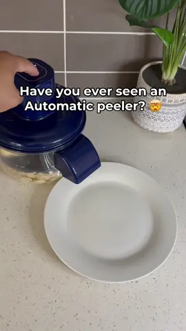 This thing is magical ✨ #peeler #coolgadget #kitchenfinds #fyp #viralvideo 