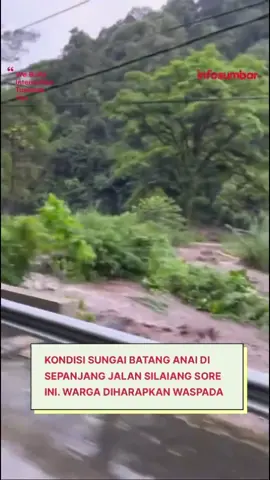 Semoga tidak terulang kejadian seperti tahun lalu 🥺🙏🏻 Kondisi Sungai Batang Anai di sepanjang Jalan Silaiang sore ini terpantau meluap hingga mendekati bantaran. Debit air terus meningkat dan hanya berjarak sedikit lagi sebelum mencapai badan jalan. Warga dan dunsanak yang melintas diimbau untuk berhati-hati, mengingat jika akses ini terputus, tidak ada jalur alternatif lain yang dapat digunakan. Semoga pihak terkait dapat segera melakukan langkah cepat dan penanganan di lapangan agar situasi tetap aman dan terkendali 🥹🙏🏻
