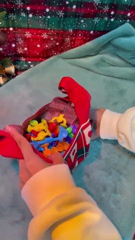 Found the PERFECT Present! 🎄 A festive bag FULL of colorful, creative fun. The easiest & most exciting gift for boys and girls. 🧒👧 #christmasgiftideas #stockingstuffers #kidstoy #christmaswithkids #sensoryplay 