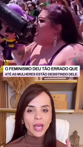 Disseram que o feminismo traria liberdade… mas muitas de nós — solteiras ou casadas — só sentiram mais peso. Viramos mulheres duras, sempre dando conta, sempre no controle.  Por fora, fortes. Por dentro, sozinhas. Por fora mulher, por dentro “masculinas”. E a verdade é que o que o coração mais pede é voltar a ser mulher feminina: sentir, receber, ter apoio, ter colo.  No fim do dia, dói perceber que a força de carregar tudo não trouxe felicidade… só solidão, carência e afastamento do feminino.
