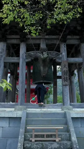 📍久遠寺【山梨】 Kuonji - Yamanashi 身延山久遠寺は、日蓮宗の総本山であり、鎌倉時代の1274年に日蓮聖人によって開かれた歴史ある大寺院です。 毎日、朝と夕方の2回、大鐘が撞かれています。 （朝の鐘撞は午前5時、夕方の鐘撞時刻は16時25分） 身体全体を使うダイナミックな鐘撞が特徴的！ Kuonji is the head temple of the Nichiren sect of Buddhism, founded by 日蓮聖人  in 1274 during the Kamakura period. Every day, the large temple bell is struck twice, once in the morning at 5 a.m. and once in the evening at 4:25 p.m. The bell ringing is characterized by a dynamic motion that uses the whole body! Camera: SONY ZV-E1 / FE35mm F1.4 GM , FE24-70 F2.8 GM Gimbal : DJI RS4 More reels🎥: @howell.wakayama  I'm videographer in Wakayama, Japan ______________ #Japan #japantravel #japantrip #torii #japanese     