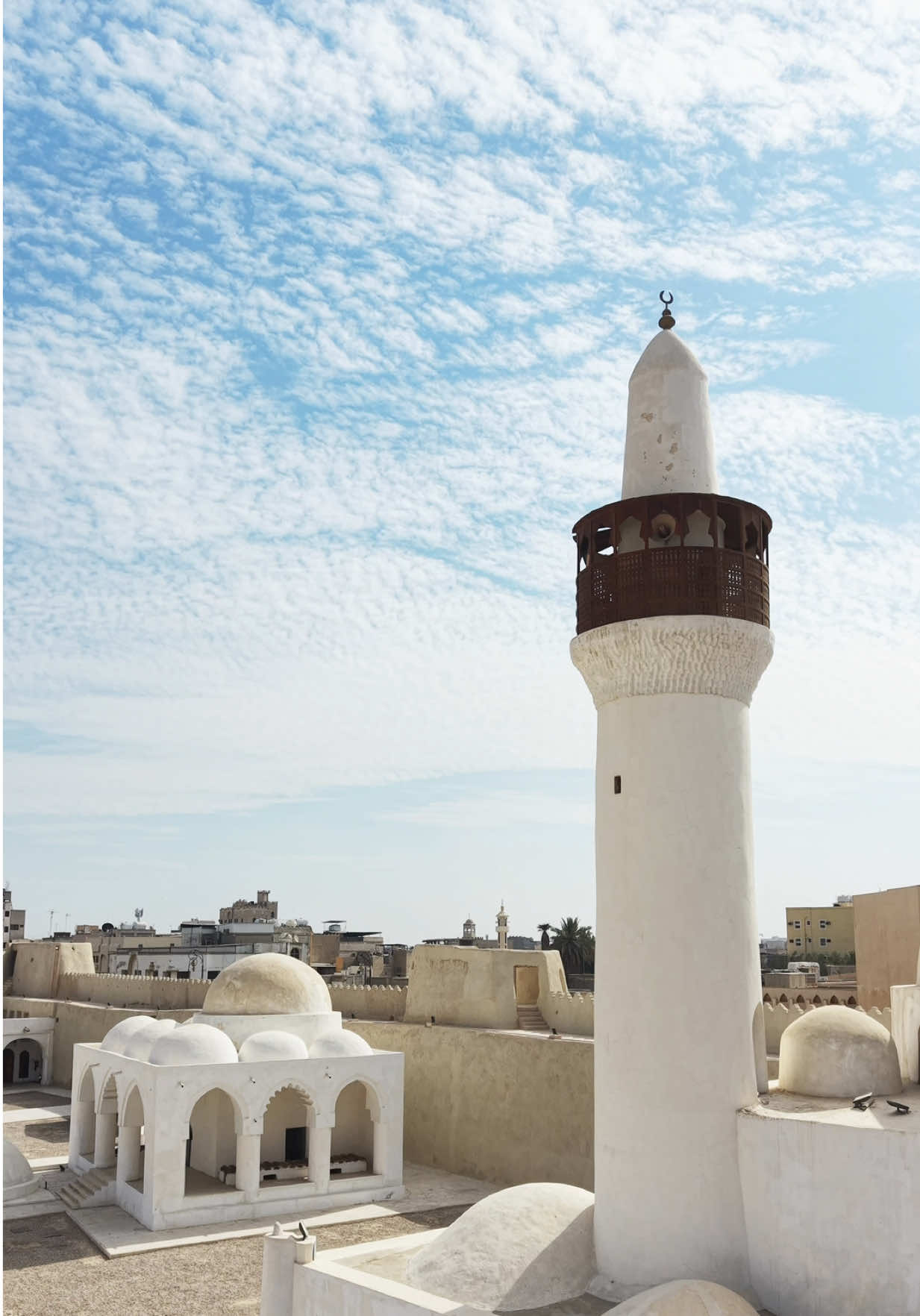القصر يجمع بين العمارة العثمانية وبين الطراز النجدي المحلي… الشي اللي خلّى بعض الباحثين يقولون: إن العثمانيين ما بنوه من الصفر، بل استولوا على مبنى سابق وعدلوا عليه . آخرين يقولون إنه بُني فعلاً بأمر عثماني. اختلاف الروايات يعطي الموضوع نكهة جدلية *📍 قصر ابراهيم بالاحساء-  معلم تاريخي يستحق الزيارة خاصةً لو معكم مرشد سياحي يشرح كل القصص المتعلقة بالقصر ..   #الاحساء #سلوان #قصر_ابراهيم #ترند 