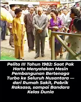 Tahun 1982 adalah tahun ketika pembangunan Indonesia benar-benar menyalakan turbo. Dari gedung Dewan Pers yang diresmikan 1 Maret—simbol bahwa komunikasi publik harus punya rumah yang layak—hingga Proyek Asahan di Kuala Tanjung yang diresmikan Januari.  Jembatan Kapuas di Pontianak, Jembatan Ketahun di Bengkulu, dan Jembatan Muara Tembesi di Jambi mulai berdiri tegak, menghubungkan kota-kota yg sebelumnya terpisah arus sungai. Setiap jembatan seperti membuka “gate baru” mobilitas rakyat. Sisi agraria tak kalah terasa. Bendung Seluma di Bengkulu, Pompa-Irigasi Sungai Dareh di Sitiung, sampai Bendungan Serbaguna Bening dan jaringan irigasi Widas di Madiun, semua membuka halaman baru bagi masa depan petani. Lombok pun kebagian momentum dgn peresmian Bendungan Batujai, menghadirkan harapan baru untuk sawah-sawah di tengah musim kering. Di pusat birokrasi, Gedung DPA diresmikan sebagai “ruang pikir” kebijakan negara. Dari sektor industri dan riset, 1982 adalah tahun yang meledak produktivitasnya. Sebanyak 22 pabrik kimia dasar dikukuhkan, lengkap dengan 594 koperasi karyawan—menandai lahirnya ekosistem industri yg tak hanya memproduksi barang, tapi juga memberdayakan buruhnya. Di Yogyakarta, RSUP Dr. Sardjito resmi beroperasi, memperkuat layanan kesehatan nasional. Jakarta menyusul dengan pembaruan fasilitas medis RSGS: radioterapi, kedokteran nuklir, radiosnostik—levelnya sudah sekelas pusat riset modern. LIPI meresmikan Gedung Widya Graha, TVRI punya Pusat Produksi baru. Di Riau, puluhan jembatan, bandara perintis, dan jalan baru dibuka, mengangkat kawasan itu dari pinggiran menjadi poros ekonomi baru.  Jejak Pak Harto semakin kuat di sektor maritim dan kebudayaan. Makam Bung Hatta diresmikan sebagai penghormatan negara pada proklamator yg bersahaja; Pelabuhan Mirah di Tanjung Perak dan pasar-pasar modern seperti Pasar Turi Baru menegaskan denyut ekonomi Jawa Timur. Fasilitas baru galangan kapal PT Pelita Bahari di Tanjung Priok dioperasikan, menguatkan kapal-kapal buatan dalam negeri. 📽️ YT/Arsip USU Official #pakharto #soeharto #pahlawannasional #bapakpembangunan 