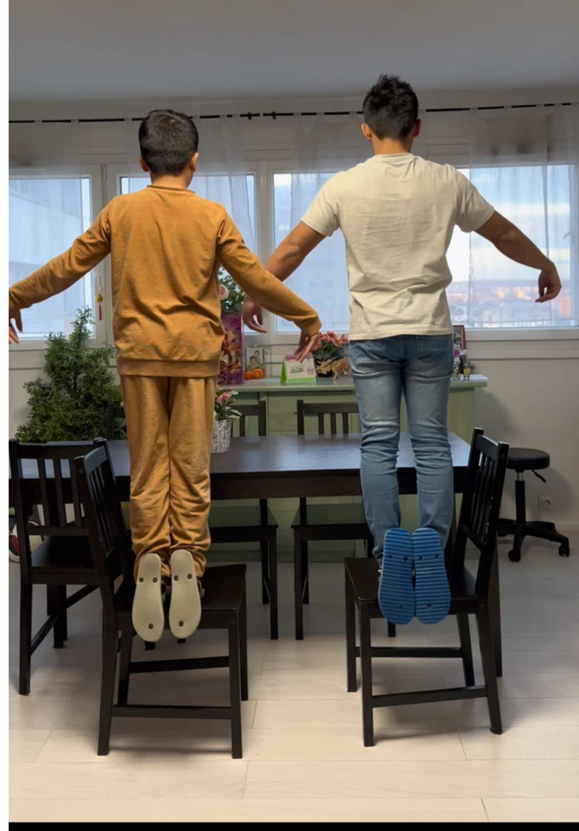 Bay cùng nhau 🤣🤣 ##aothuat##magie##astuce##cuoi##vole