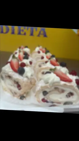 ❄️Ruladă pavlova disponibilă la comandă ❄️ #cofetariadieta #fyp #tiktokviral #sweets #delicios 