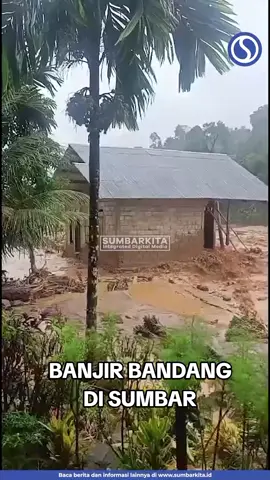 Banjir bandang menerjang Nagari Malalak Timur, Agam, Sumatera Barat, para Rabu (26/11). Dua orang dilaporkan tewas dan belasan orang lainnya masih hilang. Tim SAR gabungan masih melakukan penyisiran korban yang diduga hanyut terbawa arus banjir bandang, termasuk warga yang terjebak di dalam rumah. Banjir bandang ini merusak rumah-rumah warga dan menghanyutkan kendaraan. Material air bercampur lumpur dan kayu-kayu besar masih berserakan di jalan. Selain itu, material banjir bandang juga menerjang area sawah masyarakat. BPBD Agam masih berupaya mendata dampak keseluruhan akibat bencana ini. Warga yang selamat telah dievakuasi ke tempat pengungsian. Data BPBD Agam, mencatat jumlah pengungsi sebanyak 135 kepala keluarga. #padangviral #padangsumbar #banjirbandang #bencanaalam #sumbartiktok 
