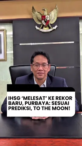 Indeks Harga Saham Gabungan (IHSG) kembali mencetak rekor baru atau all time high (ATH) pada penutupan perdagangan Rabu (26/11/2025). IHSG melesat hampir 1% atau 80,24 poin dan menutup perdagangan di level 8.602,13, level tertingginya sepanjang sejarah. Rekor ini disambut semringah oleh Menteri Keuangan Purbaya Yudhi Sadewa, yang menilai lonjakan tersebut mencerminkan kuatnya kepercayaan investor terhadap prospek ekonomi Indonesia. Menurut Purbaya, kenaikan IHSG tidak akan terjadi tanpa keyakinan pasar terhadap fundamental ekonomi nasional. Ia menegaskan pelaku pasar modal selalu bersifat forward looking, sehingga peningkatan indeks dipicu oleh ekspektasi pertumbuhan ekonomi yang lebih solid di masa depan. “Realisasi pertumbuhan memang belum secepat harapan, tapi investor sudah bisa menghitung proyeksi ke depan. Mereka melihat arah kebijakan dan pembangunan makin jelas,” ujarnya. Purbaya bahkan menyebut rekor ini sudah sesuai prediksi dan menegaskan optimisme pasar. “Mantap, to the moon!” katanya. Sepanjang perdagangan, IHSG konsisten berada di zona hijau. Indeks LQ45 turut menguat ke level 864,77. Kenaikan indeks ditopang delapan sektor yang bergerak positif, dipimpin oleh sektor energi (+2,11%), sektor keuangan (+1,79%), dan barang baku (+1,38%). Tiga sektor yang melemah yaitu transportasi & logistik (-0,41%), kesehatan (-0,28%), dan industri (-0,02%). Dari sisi saham, lima emiten dengan penguatan tertinggi yakni JAWA, DNAR, UNTD, CASA, dan MINA. Sementara itu, saham dengan pelemahan terdalam meliputi SMDM, DEPO, KUAS, WEHA, dan SWID. Aktivitas perdagangan juga terpantau tinggi. Total frekuensi transaksi mencapai 2,7 juta kali, dengan 53,99 miliar lembar saham berpindah tangan senilai Rp26,73 triliun. Sebanyak 293 saham naik, 365 melemah, dan 149 stagnan. Kapitalisasi pasar naik menjadi Rp15.711 triliun, mempertegas besarnya gelombang minat investor terhadap pasar domestik. Rekor ini sekaligus memperkuat tren penguatan IHSG dalam beberapa pekan terakhir di tengah optimisme stabilitas kebijakan dan arah pembangunan ekonomi nasional.  #IHSGNaik #MenteriKeuangan #Purbaya 