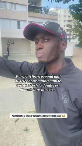 La musique nous fait croire qu’on es fou… mais c’est juste elle qui nous emmène loin dans nos pensées #pourtoi #humour #viral #croire #musique 