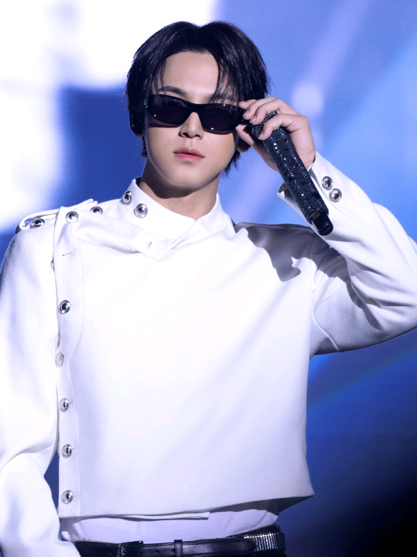 he's so pretty on white🤍 with her hair styled like that🫠 #mingyu #seventeen #SVT_TOUR_NEW_  #NEW_JAPAN #fyp 