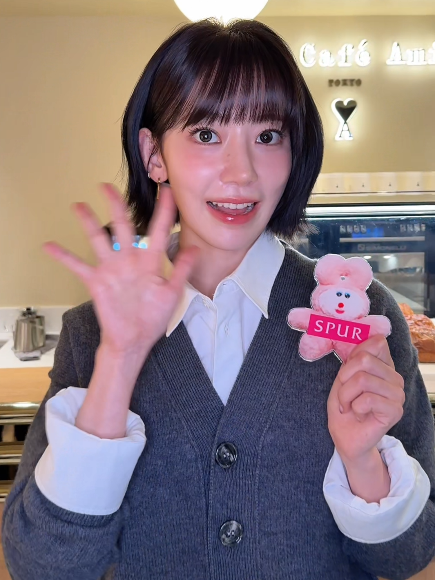 アミ パリスが、カフェ型のポップアップストアを東京・表参道で11月28日(金)よりオープン！カフェをコンセプトにした特別なストアに、一足早くLE SSERAFIMの宮脇咲良さんが来場！もし、LE SSERAFIMのメンバーがカフェスタッフになったら、一番向いていそうなのは？☕️🥔🫶 #amiparis #LE_SSERAFIM #宮脇咲良 #miyawakisakura  #amiomotesando 