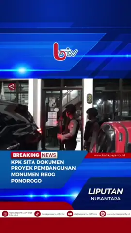 Komisi Pemberantasan Korupsi (KPK) menggeledah kantor jasa konstruksi pemenang tender proyek pembangunan Monumen Reog Ponorogo PT Widya Satria di Surabaya, Rabu (26/11). Sejumlah dokumen proyek pembangunan monumen tertinggi se- Indonesia senilai Rp60 miliar itu kemudian dibawa untuk disita menggunakan dua koper. #LiputanNusantara #AntaraNews #Indonesia #ReogPonorogo #KomisiPemberantasanKorupsi