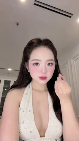 Nhỏ đó đẹp hay tôi đẹp ? 