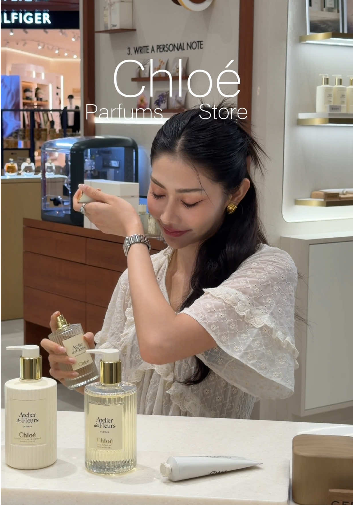 เพิ่งมีโอกาสได้แวะมาที่ Chloé Parfums Store สาขา Central Park และรู้สึกเหมือนได้ก้าวเข้าสู่โลกแห่งกลิ่นหอมที่หรูหรา อ่อนโยน และเป็นเอกลักษณ์ของ Chloé  วันนี้ได้ลองน้ำหอม Atelier des Fleurs กลิ่น Magnolia Alba กลิ่นดอกไม้ขาวที่ละมุน อ่อนโยน และแนบชิดผิวอย่างเป็นธรรมชาติ จับคู่กับ Shower Gel และ Body Lotion กลิ่น Santalum ที่ให้โทนอบอุ่น ลุ่มลึก และหอมติดผิวยาวนาน ปิดท้ายด้วย Solid Perfume กลิ่น Magnolia Alba เพื่อเติมมิติของความละเมียดละไม  กลายเป็น Skin Scent ที่สง่างามและมีเอกลักษณ์ สิ่งที่ทำให้หลงรักคือการ Layering และ Mixing Scent ประหนึ่งว่ากำลัง “สร้างกลิ่นเฉพาะตัว” ที่เปลี่ยนไปตามวัน และสะท้อนความเป็นตัวเองได้อย่างลงตัว จะอบอุ่น ละมุน หรือสะอาดแบบเรียบหรู ก็ขึ้นอยู่กับการผสมแต่ละชั้นของกลิ่น  สำหรับใครที่รักกลิ่นหอมแบบละเอียดอ่อน แต่ยังคงความหรูหราและเป็นตัวของตัวเอง ต้องลองมาสัมผัสด้วยตัวเองที่ Chloé Parfums Store 💕 #ChloeParfumTH #review #beauty #ป้ายยา 