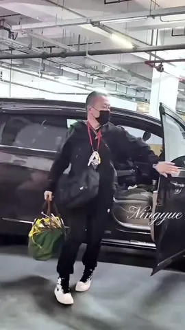 베레모 🧢 😍 출입구 근처에 있는 팬들은 당연히 그의 얼굴을 볼 수 있지만 입구와 먼 곳에서 그를 기다리는 팬들은 자칫하면 그가 탄 차량만 보았을뻔..😢 닝거는 그런 팬들까지 생각한듯 👍먼길..긴 시간 그를 기다려 준 모든 팬들에게 얼굴 보여주려고 차에서 다시 내려 인사해주고 퇴근하는 멋진 닝거♥️#류위닝 #liuyuning #刘宇宁 #摩登兄弟刘宇宁 #หลิวอวี่หนิง 