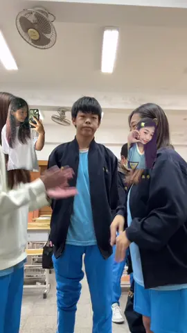 卡在這個點也不錯 真的超鬧直接醒了 #09 #高一 #巴掌舞 #fyp 