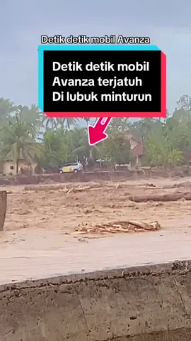 Mobil Avanza terjatuh di sungai dan diseret banjir🥹 #bencanaalam #banjirbandang #lubukminturun #beritaterkini #infosumbar 