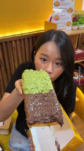 . OMA OPA . CUMAN 13K UDAH BAWA PULANG OLEH2!😍😍 . Rajanya oleh2 di Jateng, Jatim dan Jogja! Kalo udah lewat outletnya @omaopa_cakery mensing lgsg mampir dan borong Ogura Cake viral nya dehh. Harhanya murah gk masuk akal mulai 13K dan yg paling mahal di harga 50K an🥰🥰 Parahh sihh tapi kualitasnya premium bangettt, toppingnya sampe luber luberrr😍😍 . 🏡OMA OPA 🔎 @omaopa.cakery @omaopacakery_jateng 📍 Jl. Kartika Jl. Ngoresan No.1, Jebres, Kec. Jebres, Kota Surakarta, Jawa Tengah 57126 HALAL . #kuliner1menit #omaopa #jajanan #jajananviral #solokuliner                      