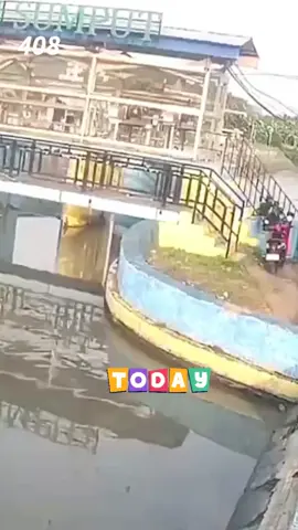 Kejadian mengerikan terjadi di DAM Sumput, Sidoarjo, Selasa (25/11), ketika seorang anak kecil yang lepas dari pengawasan orang tuanya tiba-tiba tercebur ke aliran air. Detik-detik penuh kepanikan muncul saat anak itu bermain terlalu dekat dengan tepian bendungan. Untungnya, warga yang berada di lokasi segera menyadari ada yang tidak beres. Dengan sigap mereka terjun memberikan pertolongan dan berhasil menyelamatkan sang anak sebelum arus membawa lebih jauh. Peristiwa ini kembali membuka mata kita bahwa satu detik kelalaian bisa membawa bencana—dan kewaspadaan di area air harus selalu menjadi prioritas. Follow akun ini sekarang juga untuk berita terbaru, tercepat, dan update yang sering tidak muncul duluan di media besar lainnya. Jangan sampai ketinggalan informasi penting berikutnya! Kasus ini mengajarkan bahwa pengawasan anak tidak boleh longgar, terutama di area berbahaya seperti sungai, DAM, atau irigasi. Solidaritas warga juga membuktikan bahwa kepedulian sekitar bisa menyelamatkan nyawa. Bagaimana menurut kalian—apa langkah pencegahan paling penting agar kejadian seperti ini tidak terulang? #SidoarjoUpdate #BeritaViralHariIni #DAMSumput