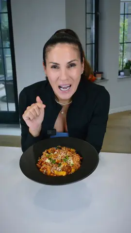 Cod ROXANA5 pentru paste care te lasă să mănânci fără griji ✨ Da, există paste pe care le poți savura și atunci când vrei să ai grijă de siluetă.  💚 Eu le am întotdeauna în bucătărie pe cele de la @GymBeam și mi se par game changer: au doar 7 calorii / 100g, dar în același timp 30g de proteine și în jur de 240 calorii pe porție.  Bonus: nu au gluten și sunt super simplu de pregătit, pentru că doar le clătești în apă rece înainte de preparare și sunt gata pentru combinația ta preferată. 🍝  Sunt genul de produs pe care îl descoperi din curiozitate și apoi îți dai seama că nu mai vrei să rămâi fără el în bucătărie. Dacă vrei și tu să le încerci, folosește codul Roxana5 ca să ai reducere, iar așa le testezi și descoperi cât de simplu poate fi să mănânci gustos și totuși sănătos. 💭 #gymbeamro 