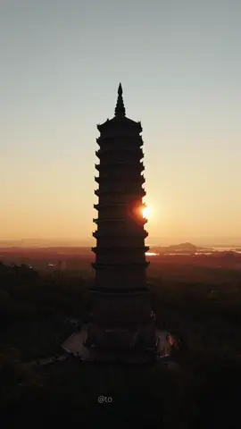 Bái Đính Pagoda in Ninh Bình is the largest pagoda complex in Vietnam 🛕 Walk through the Arhat corridor with 500 unique stone statues, all carved from local stone 🌿 See the 36-ton bronze bell in the Bell Tower - the biggest in Vietnam 🔔 Inside the main hall stands a 100-ton bronze Buddha statue - one of the heaviest in Southeast Asia 🙏 A place where history, culture, and breathtaking scale come together 🌄 #chuabaidinh #ninhbinh #dulichvietnam #flycamvietnam #travelvietnam 