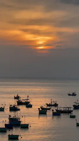 “chúng ta không thể ép mặt trời quay lại khi trời đã tối, cũng như không thể bắt ai đó quay về chỉ vì mình vẫn còn chờ.” #xuhuong #fyp #trichdanhay #tinhyeu #hoanghon 