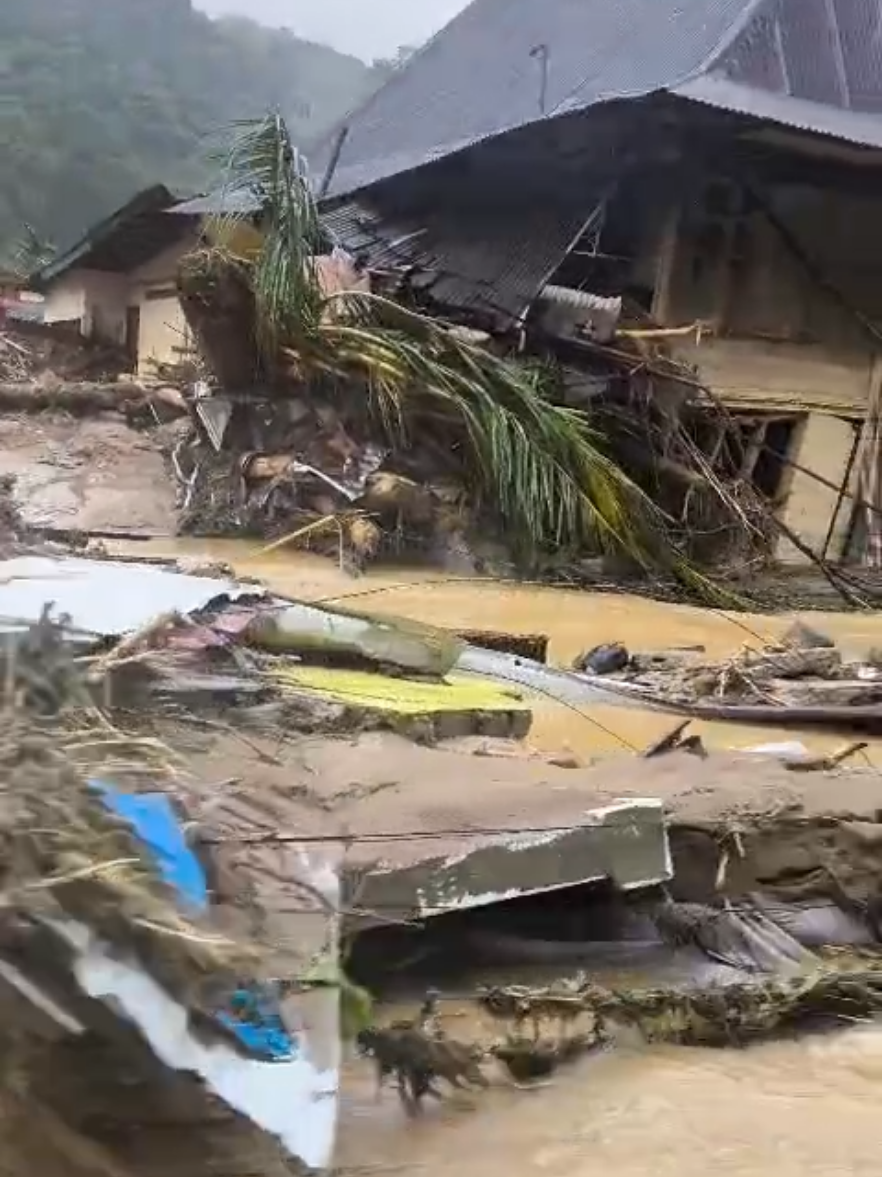 Kondisi daerah Batu Busuak Kelurahan Lambuang Bukik Kecamatan Pauh Kota Padang yang dilanda banjir bandang, Kamis (27 November 2025). #tentangsumbar #padang #minang #sumbar 