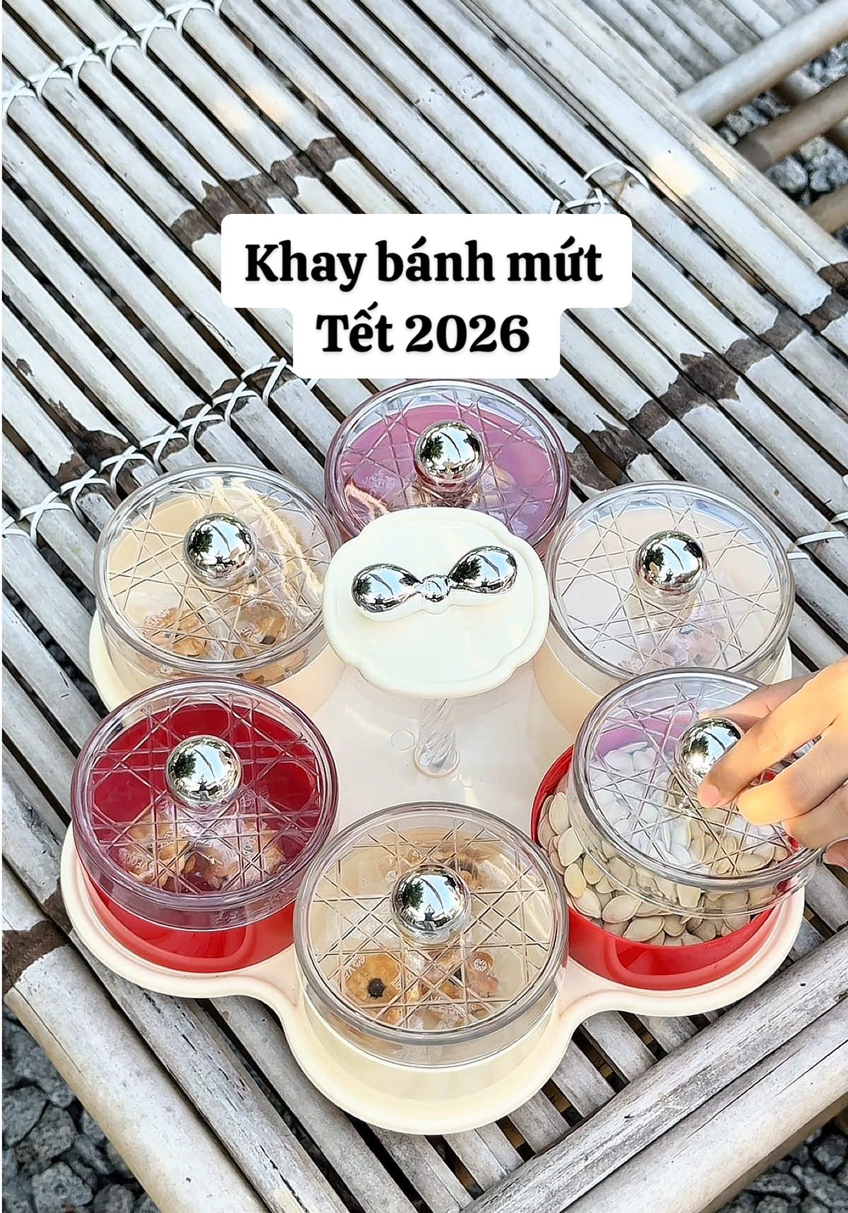 Khay đựng bánh mứt xoay mẫu mới Tết Bính Ngọ 2026 xinh quá nè mọi người ơi 🧧🎆 #khaybanhmut #têt #khaydungbanhkeo #khaydungbanhkeotet #khaydungbanhkeotetxoay360do  @𝗕𝗲́ 𝗧𝗵𝘂́𝗶 𝗥𝗶̀ 𝗩𝗶𝘂🍒  @𝗕𝗲́ 𝗧𝗵𝘂́𝗶 𝗥𝗶̀ 𝗩𝗶𝘂🍒  @𝗕𝗲́ 𝗧𝗵𝘂́𝗶 𝗥𝗶̀ 𝗩𝗶𝘂🍒 