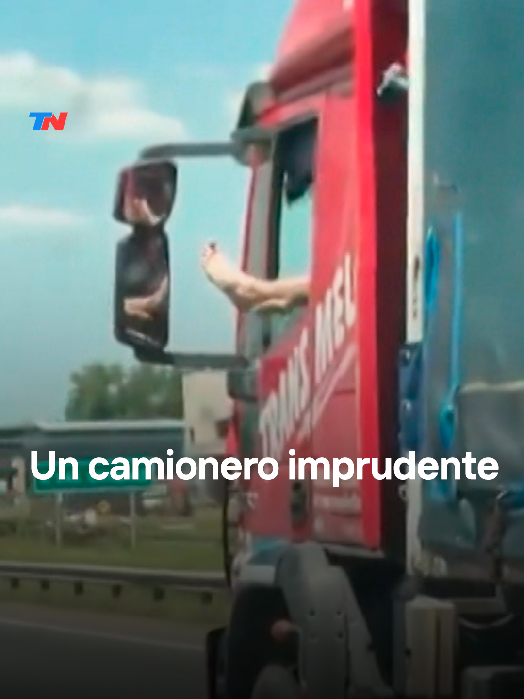 Grabaron a un camionero que conducía con una mano mientras llevaba un pie afuera de la ventanilla en el Acceso Oeste. Además, en la escena se observan ciclistas circulando junto a la ruta, algo que está prohibido. Asimismo, el conductor que filmaba también estaba cometiendo una infracción.