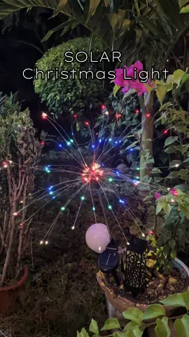 Ang ganda talaga ng ganitong pailaw2 sa labas ng bahay. No need na gumamit ng kuryente kasi solar. #solarchristmaslights #solarlight #christmaslights 