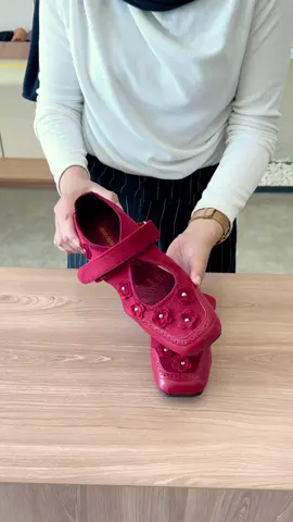 Let’s take a look at the detail of Stellar Maroon! Fkatshoes dengan model sneaker ballerina dengan material velvet yang halus dan ringan untuk dipakai setiap hari~ #dailywear #flatshoes #fypage #foryou 