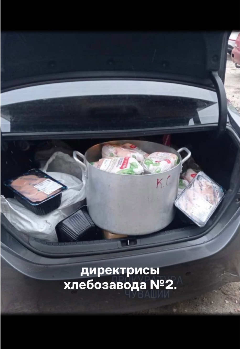 ПЛЕСЕНЬ в школьном хлебе! Что происходит в школах Чувашии? В Чебоксарах в новой школе детям выдали хлеб с плесенью. Когда мама ученика — Марина Павлова — заметила, что её ребёнка кормят испорченными продуктами, она попыталась разобраться и защитить ребенка. Но руководство школы поступило неожиданным образом: вместо решения проблемы именно мать оказалась “виноватой”. Марину вызвали на «профилактическую беседу», запретили посещать школьную столовую без санитарной книжки, а потом и вовсе предположили, что плесневелый хлеб она могла принести сама. Сотрудники школы даже пожаловались на неё в полицию — будто мама «бьёт своего ребёнка». Это не первый случай, когда вопросы школьного питания в Чувашии заканчиваются скандалом и массовыми отравлениями. Родители не требуют ничего сверхъестественного — только одного: чтобы ребёнок мог пообедать в школе и не уехать в больницу. В этом видео я рассказываю, как развивалась ситуация, какие ответы получили родители, и почему система образования продолжает игнорировать проблемы. Если с вашей школой происходило что-то похожее — напишите об этом в комментариях или лично. 📩 Подписывайтесь, чтобы не пропустить новые расследования о школах и правах родителей. ✍️ Ваши истории важны.