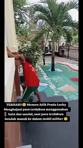 KUPANG, NTT – Luapan amarah dan duka mendalam keluarga almarhum Prada Luki Chepril Saputra Namo mencapai titik kulminasi yang sangat mengharukan pasca sidang pemeriksaan terdakwa di Pengadilan Militer (Dilmil) III-15 Kupang. Tindakan spontan yang mencuri perhatian dan menyentuh hati semua yang hadir dilakukan oleh Adik Prada Lucky, yang masih duduk di bangku Sekolah Dasar (SD). Saat para terdakwa selesai menjalani pemeriksaan dan dikawal ketat oleh Provos keluar dari ruang sidang menuju mobil militer, tiba-tiba adik almarhum, muncul di barisan terdepan keluarga. Dipenuhi emosi yang belum ia pahami sepenuhnya namun dirasakan dari kesedihan keluarganya, ia dengan nekat melancarkan serangan simbolis ke arah para terdakwa. Ia menghujani terdakwa dengan benda-benda yang ada di tangannya, yakni total enam buah batu kecil berwarna putih dan tiga buah batu kecil berbentuk ceper (seperti beling). Tak hanya itu, sandal biru yang ia kenakan di kaki pun dilepaskan dan dilemparkan ke arah rombongan terdakwa yang hendak masuk ke dalam mobil. Aksi heroik namun penuh kepedihan ini dengan cepat dihalau oleh anggota Provos yang bertugas melakukan pengamanan. Namun, Adik Prada Lucky berjuang keras menerobos barisan pengamanan untuk menyuarakan ketidakadilan yang menimpa kakaknya. Meskipun usianya masih sangat belia, tindakannya menggambarkan betapa dalam luka yang ditorehkan oleh peristiwa tragis ini kepada seluruh keluarga. Keberanian adik Prada Lucky seolah mewakili ketidakberdayaan dan kemarahan keluarga yang tidak bisa melampiaskan amarah mereka secara langsung di ruang sidang. Tindakan adik Prada Lucky ini menjadi pengingat yang menyakitkan bagi semua pihak bahwa tragedi penganiayaan ini tidak hanya merenggut nyawa Prada Luki, tetapi juga meninggalkan trauma mendalam bagi sanak keluarga, bahkan kepada adik-adiknya yang masih polos. Meski belum sepenuhnya mengerti proses hukum, tindakannya tersebut menunjukkan bahwa ia akan selalu mengingat dan menanamkan kejadian pahit yang menimpa kakak tercintanya akibat kekerasan di lingkungan militer. #pradalucky #viral #fyppppppppppppppppppppppp #tni #ntt 