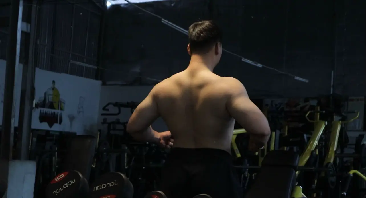 Sau khi posing đc thì mình nhìn ra đc vai sau và ngang mình quá yếu, độ rộng lưng có nhưng độ chi tiết chưa rõ, mặc dù còn rất béo nhưng vai sau thọt ko chấp nhận được, sẽ chờ đón cải thiện vai sau cho pose măth sau nhé! #gym #menphysique #nature #pose #vairal 