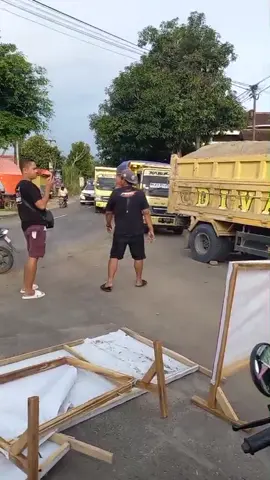 Overdimensi. Muatan ne ora oleh duwur” . Wajib peres jumbo 😂🙏