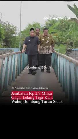 Wakil Bupati Jombang melakukan inspeksi mendadak (sidak) ke jembatan darurat di Desa Kudubanjar untuk meninjau langsung kondisi infrastruktur sekaligus mengevaluasi progres pembangunan jembatan permanen. Dalam kunjungannya, Wabup mengungkap bahwa proyek pembangunan jembatan senilai Rp 2,9 miliar tersebut gagal lelang hingga tiga kali. Menurut Wabup, kegagalan lelang disebabkan minimnya penyedia jasa yang memenuhi persyaratan teknis dan administrasi, sehingga proses pembangunan harus tertunda. Ia menegaskan pemerintah daerah akan segera melakukan langkah percepatan agar lelang dapat berhasil dan pembangunan jembatan permanen dapat dimulai demi menjamin kelancaran akses masyarakat serta keamanan pengguna jalan. #jombanginformasi #jombang15detik #breakingnews #jombang15detik #wargajombang 