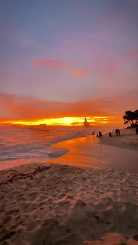 #pantaibuyutan #goldenhour #fypシ゚ #foryou #pacitan24jam  Drop fotomu pas senja pantai buyutan