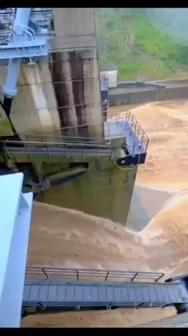 Upper Kothmale Dam💦🌊 Video Creadit : Pramod Kavishka  #rainnyday #srilanka #upperkothmaledam #foryou #goviral @Pramod Kavishka @〈┃𝙎𝙢𝙤𝙤𝙛𝙮 𝙋𝙖𝙜𝙚😁🔞 @Rᴜᴋᴀ ᵖᵃᵍᵉ ↯ @亗 ┊ HIMA PAGE @H A Z Z 📍❗ @