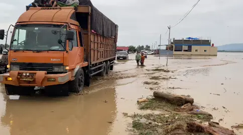 suasana tadi sore di jalan rel kereta api meurah dua - ulim terlihat sisa lumpur yang sangat banyak,membuat sawah sejajar dengan jalan #meurahdua  #meurahdua  #pidiejaya_aceh 