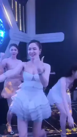 Ktv hà nôi quy mô 30 phòng lớn nhỏ . Các cô gái khoảng 100 người biết nhiều tiếng trung , hàn , tiếng anh .rất hận hạnh được phục vụ khách hàng ạ Lh tiểu sử đặt bàn ..