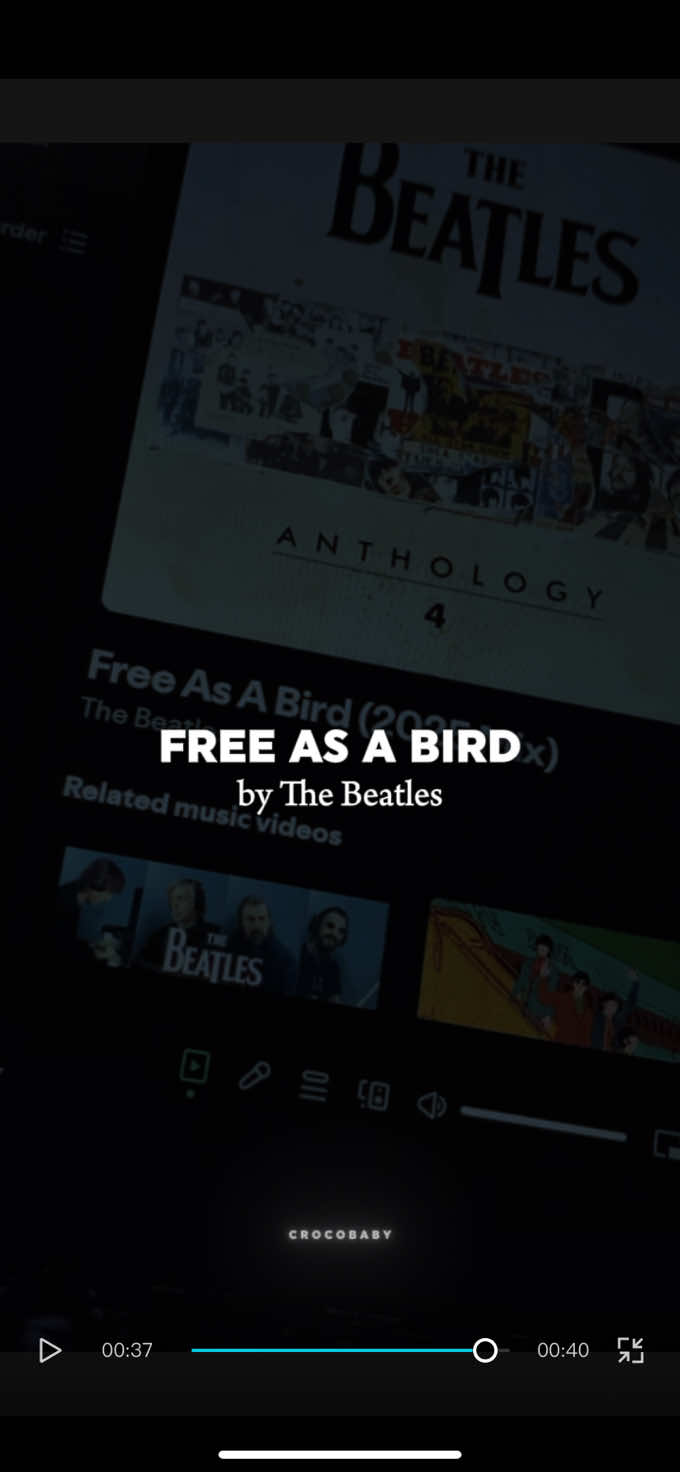 Di tahun 2025, The Beatles kembali ramai dibicarakan setelah rilisnya Anthology 4. Album arsip ini berisi rekaman studio, outtake, dan versi awal lagu-lagu mereka yang selama puluhan tahun tidak pernah dipublikasikan. Banyak yang menyebutnya sebagai “harta karun baru,” karena menampilkan proses kreatif The Beatles secara lebih jujur dan apa adanya. Rilisan ini langsung memicu nostalgia, baik dari penggemar lama maupun pendengar baru yang penasaran dengan sejarah band legendaris tersebut. Di tengah perhatian itu, lagu “Free As A Bird” kembali disorot. Lagu ini berasal dari demo John Lennon tahun 1977 yang kemudian dihidupkan kembali oleh Paul, George, dan Ringo pada awal 90-an. Dengan tambahan gitar, harmoni, dan drum baru, lagu ini terasa seperti reuni kecil The Beatles, meski mereka tidak lagi lengkap. Ketika dirilis pada 1995, “Free As A Bird” dianggap sebagai momen “kembalinya” The Beatles untuk terakhir kalinya. Sekarang, berkat Anthology 4, lagu ini kembali mengingatkan kita bahwa warisan The Beatles tidak hanya milik masa lalu—musik mereka terus hidup dan terus menemukan pendengar baru di setiap generasi. Gimana menurut kalian? #thebeatles #anthology 