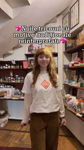 🇷🇴Broderiile și țesăturile românești sunt una dintre sursele fascinante de inspirație și descoperire a identității și creativității naționale, pe care ne pregătim și noi să le sărbătorim la început de decembrie. 🎨 Prin colaborarea cu designerii Claudia Draghia și Sebastian Pren, PART TWO, ne-am dorit nu doar reproducerea acestor motive, ci și reinterpretarea lor într-un limbaj vizual actual.  🎁 O colecție de tricouri cu aceste motive reînsuflețite 😍 este acum disponibilă în librării și online pe cărturești.ro.