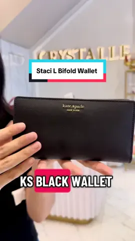 ❤️ Preloved Very Good Condition ❤️ KS Staci Large Slim Bifold Wallet sz 17x9 Black GHW Preloved Very Good Condition. Tidak ada kikis/ kelupas. Bagian dalam dompet bersih. Leather kaku, bentuk dompet bagus. Banyak slot kartu & slot uang kertas. Ada Slot tempat foto.  Kelengkapan : tidak ada  🔥 Preloved Very Good Condition @ 695rb🔥 New Market Price @ 1.2jt ++ #prelovedwallet