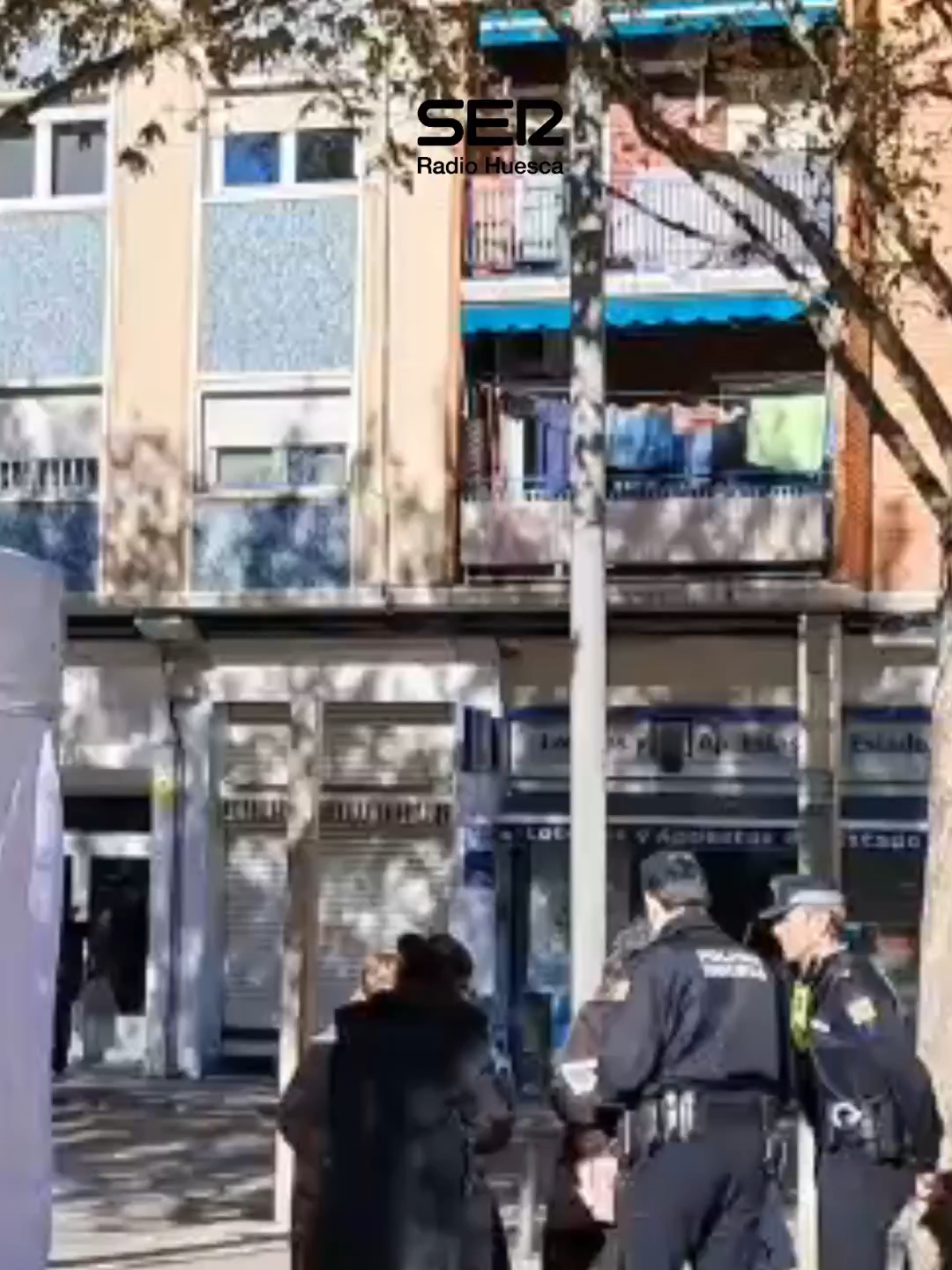 Cuatro bloques de viviendas de la plaza de Santa Clara, números 1, 2, 3 y 4, con 77 pisos ocupados y aproximadamente 200 personas, va a ser desalojados por riesgo de colapso de los edificios. El Ayuntamiento ha coordinado el desalojo con las comunidades de propietarios y un sistema ordenado para que los vecinos puedan retirar enseres básicos. A a la par, los servicios sociales y el área de Desarrollo han activado medidas de realojo provisional de aquellos vecinos que no tengan alternativa habitacional. #serdehuesca #huesca #radiohuesca