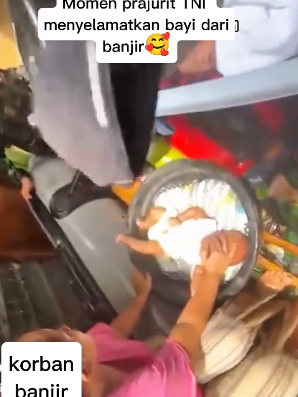 momen TNI menyelamatka bayi dari banjir.  #tapteng #sibolga #tapsel #banjir2025 #fyppppppppppppppppppppppp 